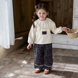 Completo primaverile bimba con felpa beige e pantaloni larghi a fiori vintage