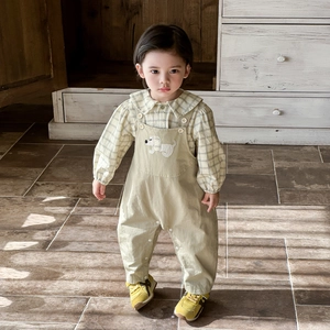 Ensemble chemise à carreaux et pantalon à bretelles kaki avec broderie chiot