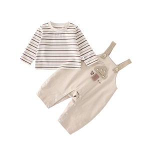 Ensemble deux pièces pour bébé garçon avec t-shirt rayé et salopette beige à broderie