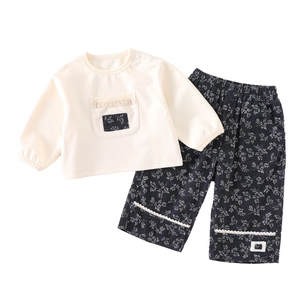 Completo primaverile neonata con felpa panna e pantaloni a fiori con bordo in pizzo
