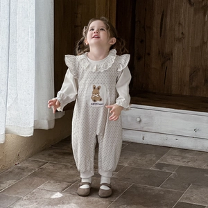 Ensemble bébé fille à pois avec broderie lapin et col en dentelle en intérieur
