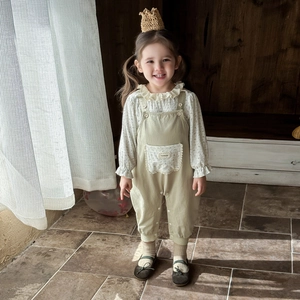 Frühlings-Set für Baby-Mädchen mit Blumenhemd und grüner Latzhose mit Rüschen