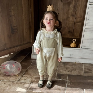 Blumiges Kleinkind-Outfit für Mädchen mit Langarmshirt und grüner Latzhose-Set