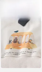 Dettaglio felpa per bambini con stampa bus di animali e finitura dei polsini a coste