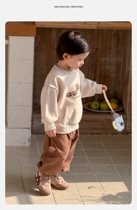 Detail of toddler boy set with Lucky You cartoon cat sweatshirt and brown casual pants