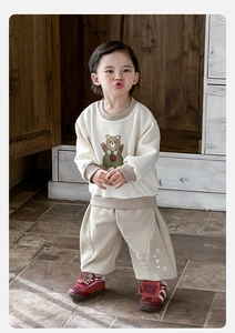 Detailansicht Baby-Jungen Baumwollset mit Bärenmotiv und bequemer Haremshose im Set