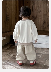 Rückansicht eines Kleinkinder-Baumwollsets mit Colorblock-Sweatshirt und Jogginghose