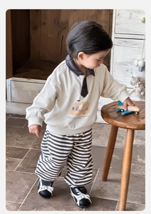 Dettaglio del completo bimbo due pezzi con felpa con orsetto e pantaloni a righe