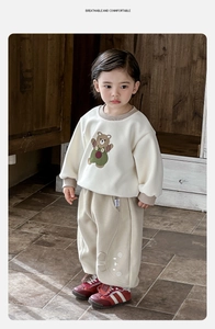 Details vom Baby Jungen Baumwoll-Sweatshirt mit Bären-Patch und passender Freizeithose