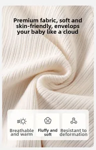 Vue détaillée de la texture du tissu en maille côtelée crème douce pour ensemble bébé