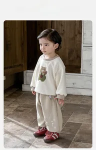 Detail von Baby Jungen Sweatshirt mit Bärenstickerei und beiger Baumwoll Freizeithose