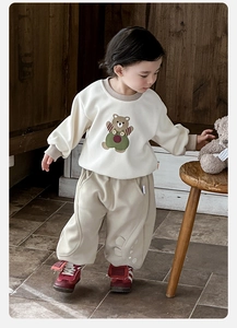 Detailaufnahme des Baby-Sweatshirts mit weicher 3D-Bärenstickerei und flauschiger Textur