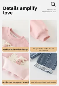 Vue détaillée du sweat rose pour bébé avec écusson lapin et jean à bords dentelle