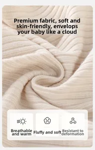 Vue macro du tissu en maille côtelée blanc cassé respirant pour ensembles bébé fille