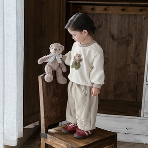 Zweiteiliges Freizeitset für Jungen mit beigem Bären-Sweatshirt und brauner Hose