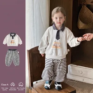 Set Due Pezzi Casual da Bambino Felpa con Autobus dei Cartoni Animati e Pantaloni a Righe Completo Primaverile in Cotone