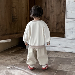 Baby-Jungen-Set in Creme mit braunem Rippstrick-Saum und Freizeithose, Rückansicht