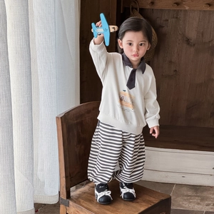 Set primavera per bambino con felpa bianca a cartoni animati e pantaloni a righe
