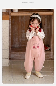 Détail de la salopette rose pour bébé avec broderie lapin et t-shirt à fleurs