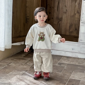 Kleinkind Jungen Frühlings-Set mit cremefarbenem Bären-Sweatshirt und lässiger aprikosen Hose
