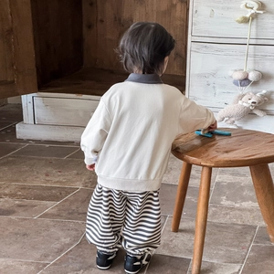 Completo casual primavera bambino con felpa polo crema e pantaloni a sbuffo a righe