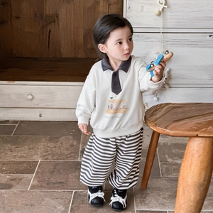 Completo due pezzi da bambino con felpa beige a cartoni e pantaloni casual a righe