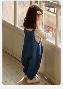 Détail d'une salopette en jean pour fille avec haut à manches longues en maille côtelée