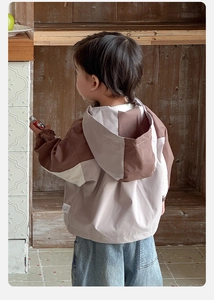 Vista posteriore della giacca con cappuccio per bambini con patchwork geometrico