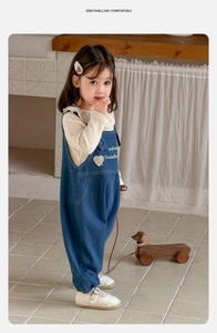 Détails de l'ensemble salopette en jean pour fille avec broderie coeur et col volanté