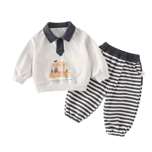 Completo casual da bambino con polo a maniche lunghe stampa bus e pantaloni a righe