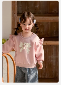 Détail du sweat-shirt rose à volants imprimé Lucky Girl et pantalon en jean bleu bébé