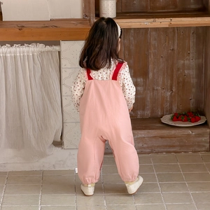 Ensemble salopette rose pour fille avec chemise à fleurs vue de dos, style décontracté