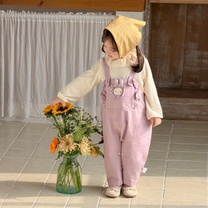 Ensemble 3 pièces pour petite fille avec haut beige, salopette violette et bandana fleuri