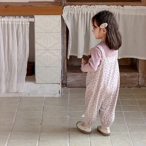 Frühlings-Set für Kleinkinder mit lila Langarmshirt und rosa geblümter Latzhose aus Baumwolle