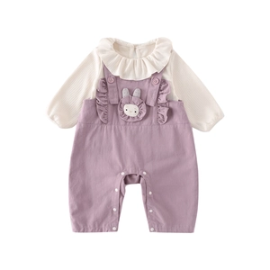 Ensemble bébé fille avec haut en tricot crème et salopette violette à motif lapin