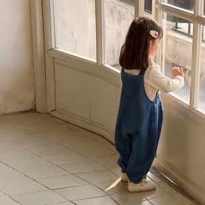Ensemble fille avec haut côtelé crème et salopette en jean bleu foncé style coréen