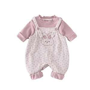 Süßes zweiteiliges Set für Mädchen mit Hasenbestickung und geblümter Latzhose