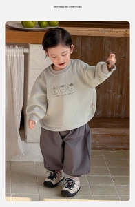 Detail of baby boy cotton sweatshirt with cute bear print and ribbed cuffs