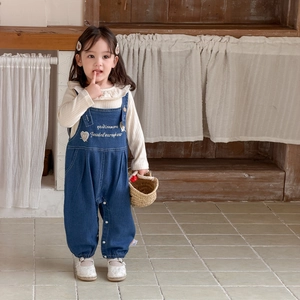 Ensemble deux pièces pour fillette avec chemise à volants blanche et salopette en jean