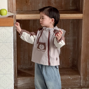 Giacca a vento per bambini con design color-block e toppa con orso per la primavera