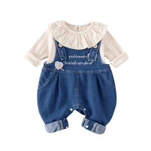 Ensemble fille avec haut à col volanté et salopette en jean brodée pour bébé