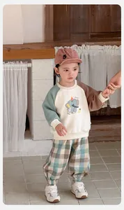 Détail de l'ensemble bébé en coton de classe A avec sweat-shirt et pantalon à carreaux