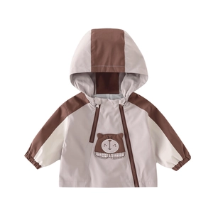 Giacca a vento con cappuccio da bambino grigio e marrone con decorazione patch orso
