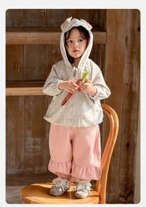 Détail du sweat à capuche gris avec oreilles et pantalon rose à volants pour fillette