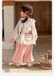 Détail du sweat à capuche gris avec oreilles de lapin roses et imprimés pour filles