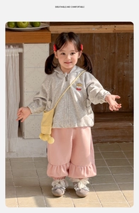 Détail du sweat à capuche gris pour fille avec broderie frites et jogging rose volanté