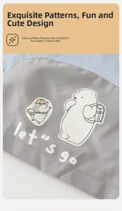 Détail de veste bébé avec motifs ours et hérisson sur coton de qualité sans danger