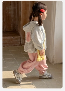 Détail du sweat à capuche oreilles de lapin en dentelle et pantalon rose pour fille