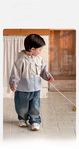 Detailansicht der Jungen-Kapuzenjacke im Color-Block-Design und Vintage-Jeansset