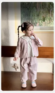 Detailansicht von Baby-Mädchen Strickjacke, Blumenhemd und Hose im Set in Rosa